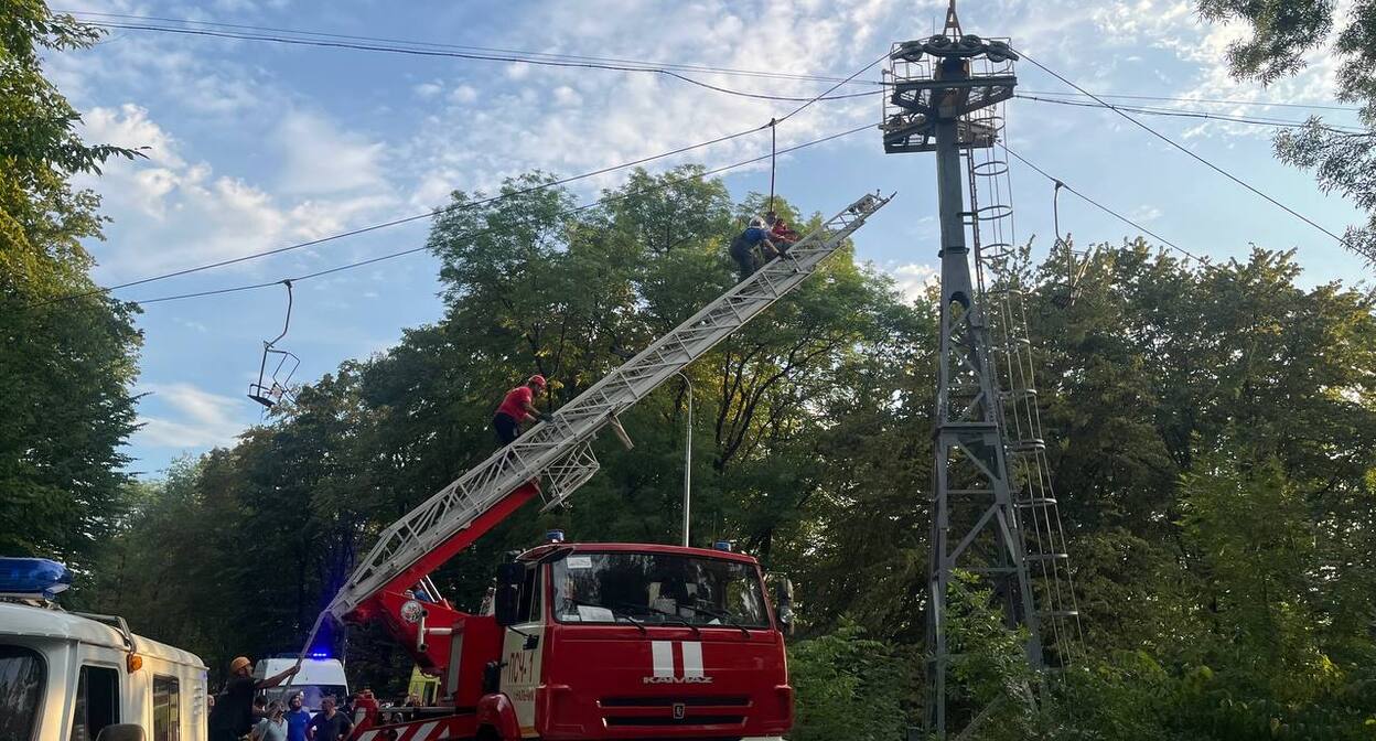 Эвакуация посетителей канатной дороги в Нальчике. Фото: МЧС по Кабардино-Балкарии. 