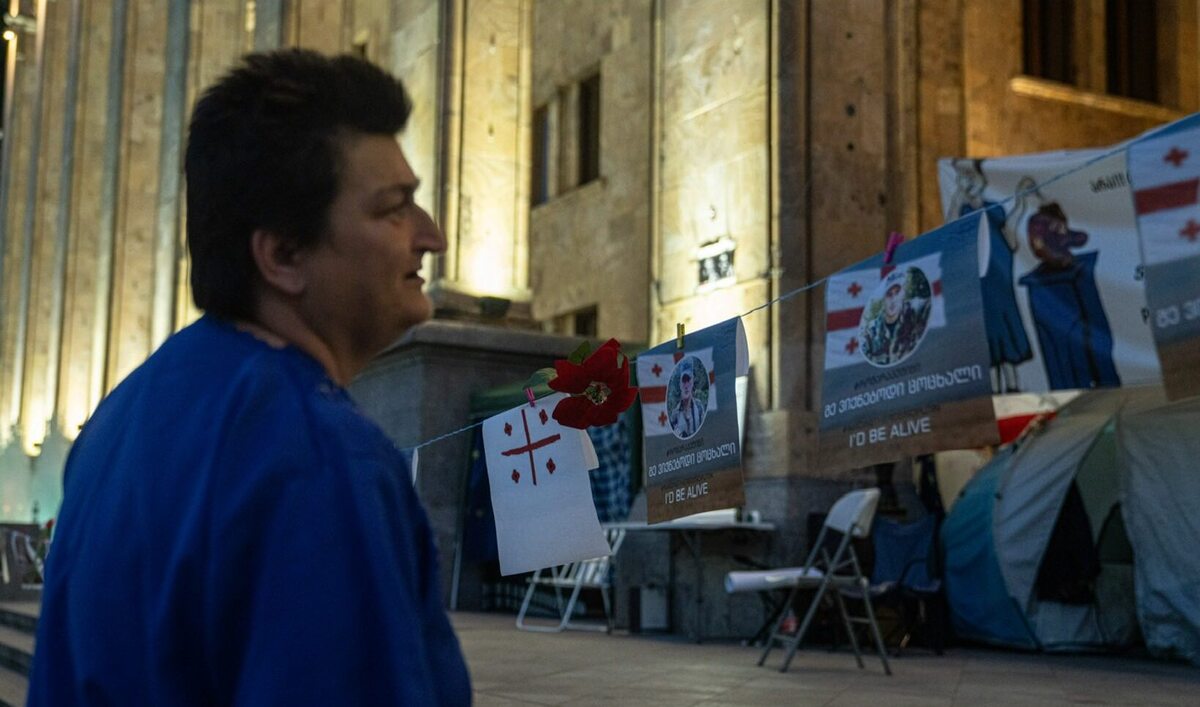 Инсталляция с фотографиями жертв войны возле парламента Грузии. Фото: Publika