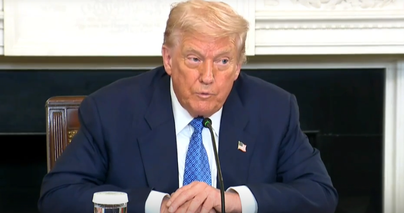 Дональд Трамп на встрече с Николом Пашиняном и Ильхамом Алиевым. Стоп-кадр официальной трансляции Белого дома от 08.08.08.