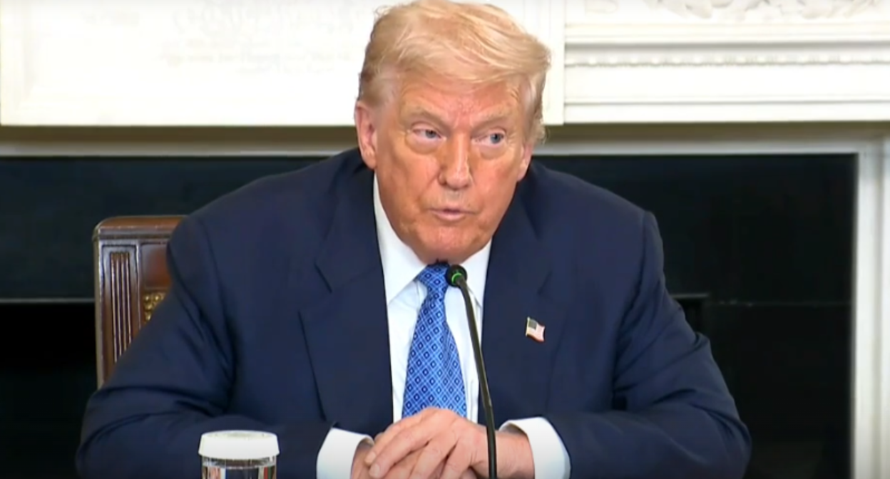 Дональд Трамп на встрече с Николом Пашиняном и Ильхамом Алиевым. Стоп-кадр официальной трансляции Белого дома от 08.08.08.