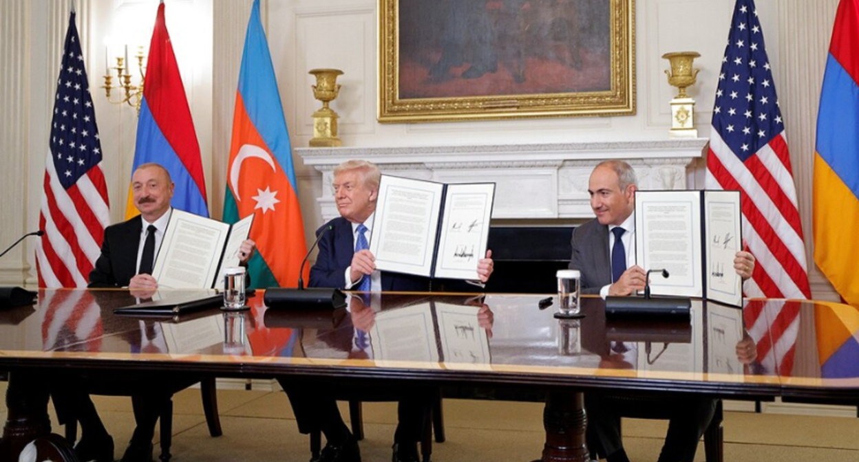 Алиев, Трамп и Пашинян (слева направо) на встрече в Вашингтоне. Скриншот фото с сайта премьер-министра Армении от 09.08.25, https://www.primeminister.am/en/press-release/item/2025/08/09/Nikol-Pashinyan-visit-US-declaration/