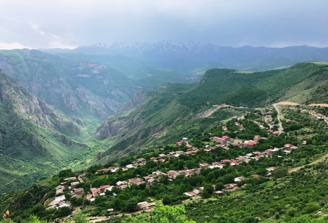 Сюникская область Армении, село Халидзор. Скриншот фото https://ru.wikipedia.org/wiki/Файл:Halidzor_from_Wings_of_Tatev_4.jpg?utm_medium=organic&utm_source=yandexsmartcamera