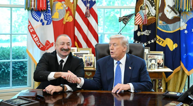 Алиев и Трамп в Овальном кабинете. Скриншот фото с сайта президента Азербайджана от 09.08.25, https://president.az/az/articles/view/69573