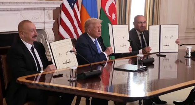 Ильхам Алиев, Дональд Трамп и Никол Пашинян во время встречи в Вашингтоне. 8 августа 2025 г. Скриншот видео https://www.youtube.com/watch?v=fRJecbtj2RY