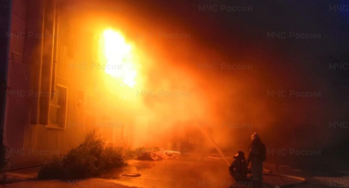 Пожарные тушат огонь, февраль 2024, Фото: пресс-служба управления МЧС по Волгоградской области https://34.mchs.gov.ru
