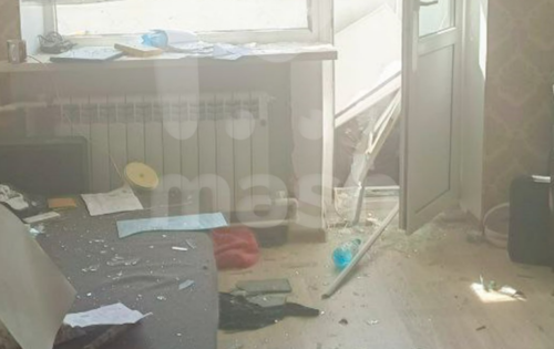 Квартиру засыпало стеклами после атаки БПЛА. Скриншот фото Mash от 14.08.25, https://t.me/mash/66908.