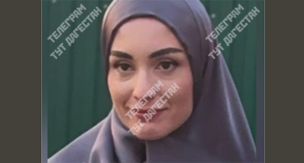 Обвиняемая по делу о жестоком обращении с ребенком. Скриншот видео https://t.me/tutdagestan_05/16740