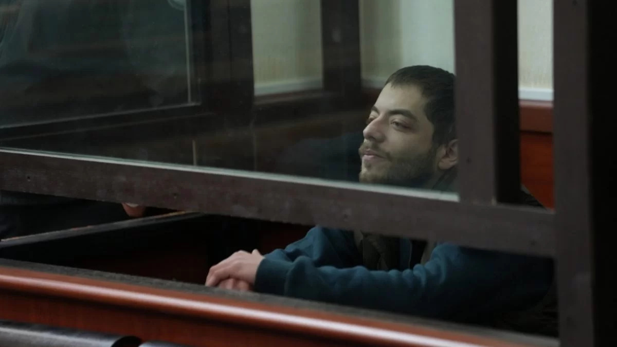 Давид Хомерики в зале суда. Фото: https://www.newsgeorgia.ge/sud-prigovoril-k-4-5-godam-muzykanta-zaderzhannogo-na-protestnoj-akcii-za-koktejli-molotova/