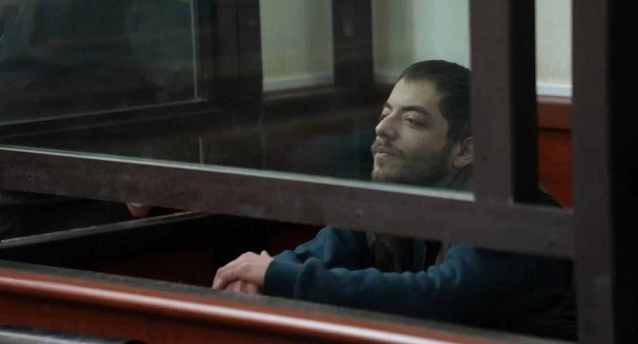 Давид Хомерики в зале суда. Фото: https://www.newsgeorgia.ge/sud-prigovoril-k-4-5-godam-muzykanta-zaderzhannogo-na-protestnoj-akcii-za-koktejli-molotova/