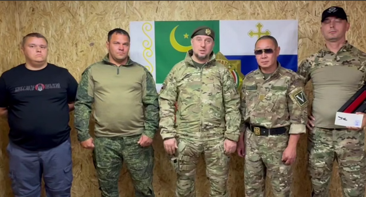 Алаудинов с представителями "Русской общины юг". Стоп-кадр видео из его Telegram-канала от 15.08.25, https://t.me/AptiAlaudinovAKHMAT/13168.