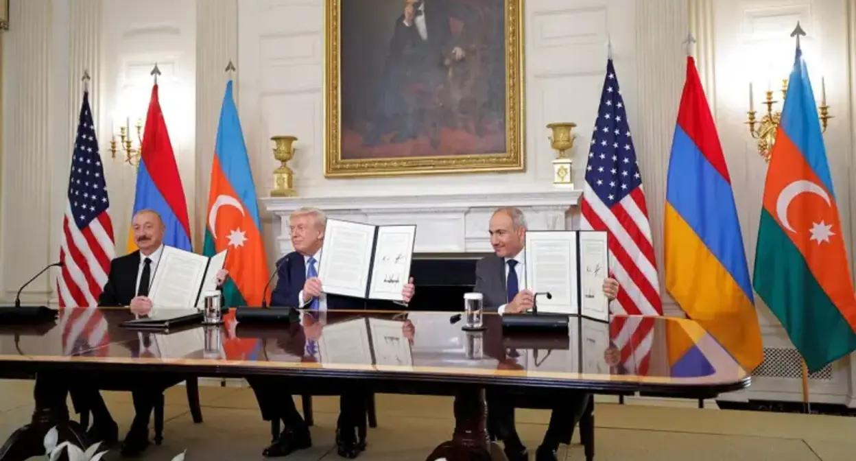 Встреча Ильхама Алиева, Дональда Трампа и Никола Пашиняна. Вашингтон, 8 августа 2025 г. Фото: https://yerevan.today/ru/polnyj-tekst-deklaraczii-po-itogam-vstrechi-pashinyan-tramp-aliev-v-vashingtone/