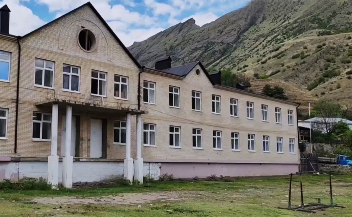Недостроенная школа в селе Балахани в Дагестане. Скриншот видео https://news-dagestan.ru/society/2025/08/19/33487.html