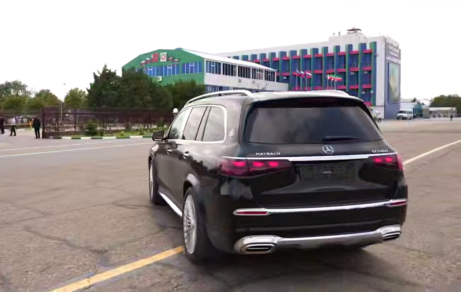 Новый автомобиль Чимаева. Кадр видео в Telegram-канале Кадырова. 