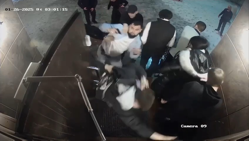 Джабраилов (в центре, в белом) нападает с пистолетом на посетителя паба. Кадр видео с камер наблюдения.