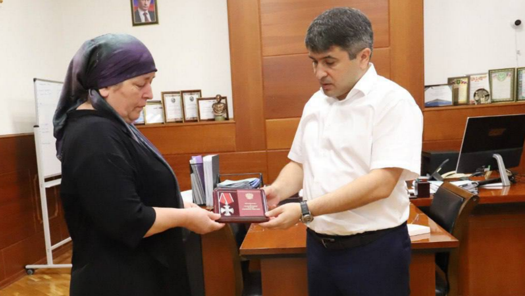 Передача награды матери убитого бойца. Скриншот фото из Telegram-канала Магомеда Курбанова от 20.08.25, https://t.me/mkurbanov/7083?single.