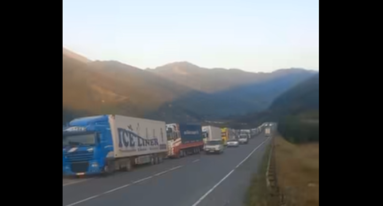 Армянские грузовики. Стоп-кадр видео из Facebook* Гарника Даниеляна от 23.08.25, https://www.facebook.com/garnikdanielyanhayastandashinq/videos/2208998576192063 (деятельность компании Meta, владеющей соцсетью, запрещена в России_