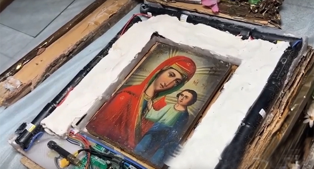 Взрывное устройство, вмонтированное в икону. Скриншот видео РИА "Новости"