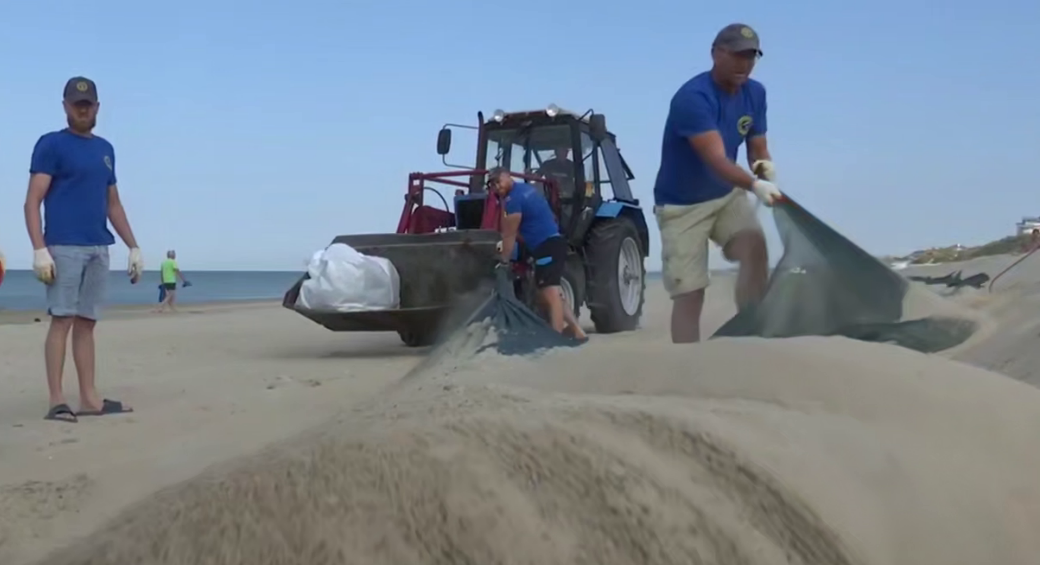 Уборка защитных сетей в Анапе. Стоп-кадр видео оперштаба Кубани от 30.08.25, https://t.me/opershtab23/14039
