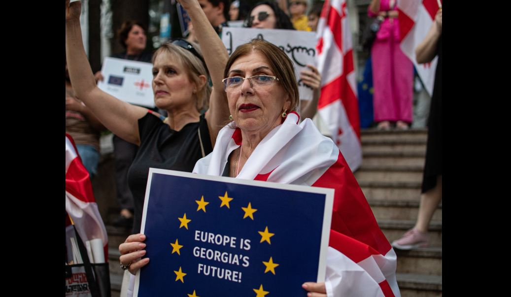 Участники акции в поддержку евроинтеграции Грузии. Скриншот фото Publika от 30.08.25, https://www.facebook.com/photo/?fbid=1536885557710989&set=a.715406393192247 (деятельность компании Meta, владеющей соцсетью, запрещена в России)