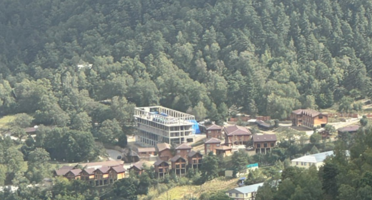 Застройка в Верхнем Гунибе. Скриншот фото из Telegram-канала "Черновик 2.0" от 16.08.25, https://t.me/chernovik_new/4157?single