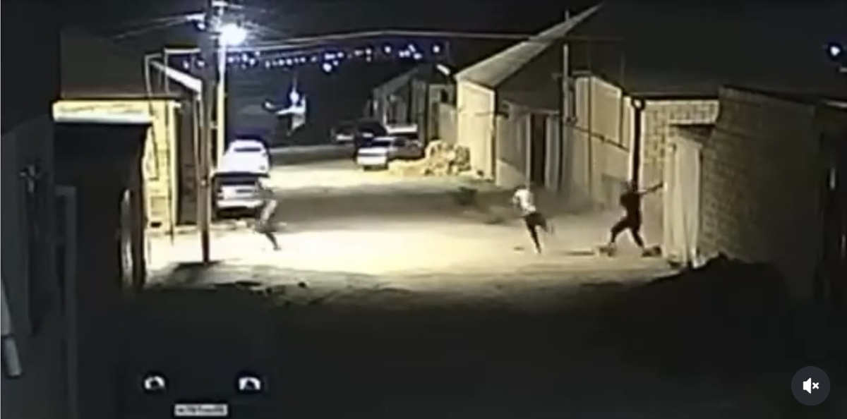 Нападение на жителя Сабновы. Кадр видео с камер наблюдения, опубликованного в сообществе lifedagestan / Instagram* Нападение на жителя Сабновы. Кадр видео с камер наблюдения, опубликованного в сообществе lifedagestan / Instagram*