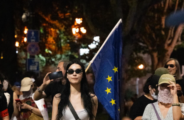 Участники протестов у парламента Грузии. Скриншот фото Publika от 06.09.25, https://www.facebook.com/photo/?fbid=1542994813766730&set=pcb.1542994923766719 (деятельность компании Meta, владеющей соцсетью, запрещена в России)
