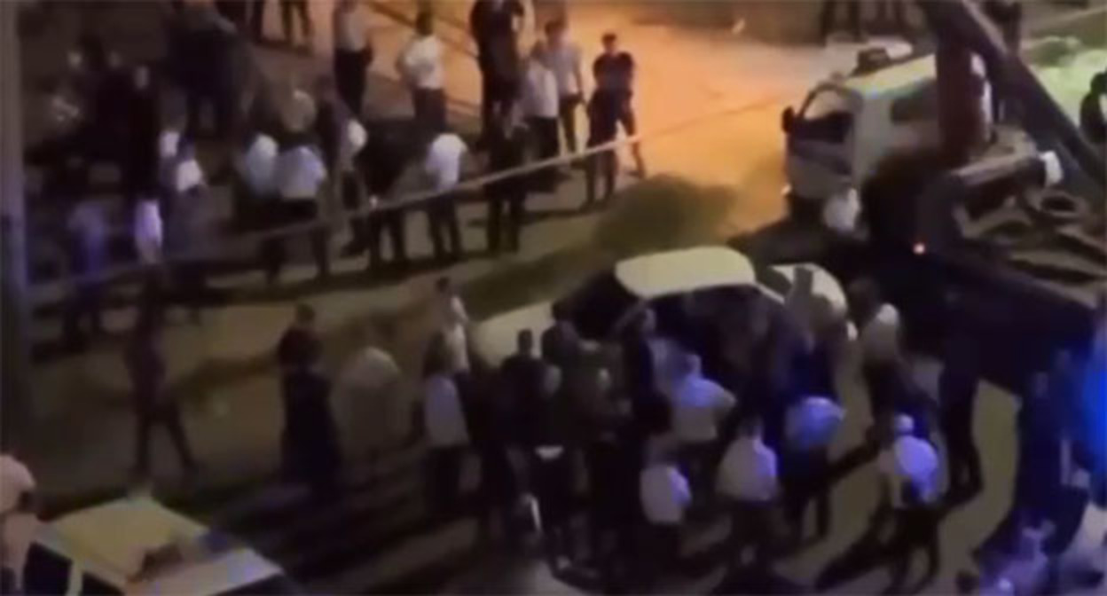 На месте наезда на полицейского. Скриншот видео РГВК "Дагестан" от 29.08.25, https://t.me/RGVKDAGESTAN/40104