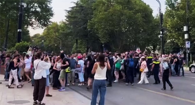 Акция протеста в Тбилиси. 2 сентября 2025 г. Кадр видео Lorena Beria https://t.me/Tbilisi_life/41742 Акция протеста в Тбилиси. 2 сентября 2025 г. Кадр видео Lorena Beria https://t.me/Tbilisi_life/41742