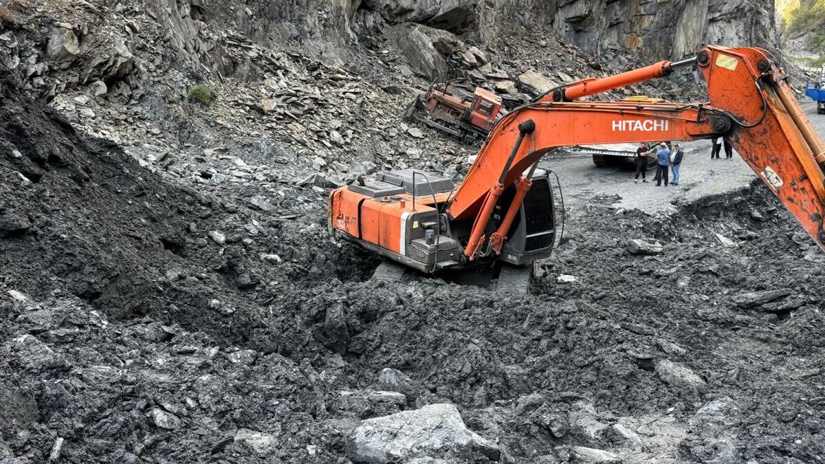 Расчистка участка дороги в Цумадинском районе. 9 сентября 2025 года. Фото: https://www.riadagestan.ru/ Расчистка участка дороги в Цумадинском районе. 9 сентября 2025 года. Фото: https://www.riadagestan.ru/