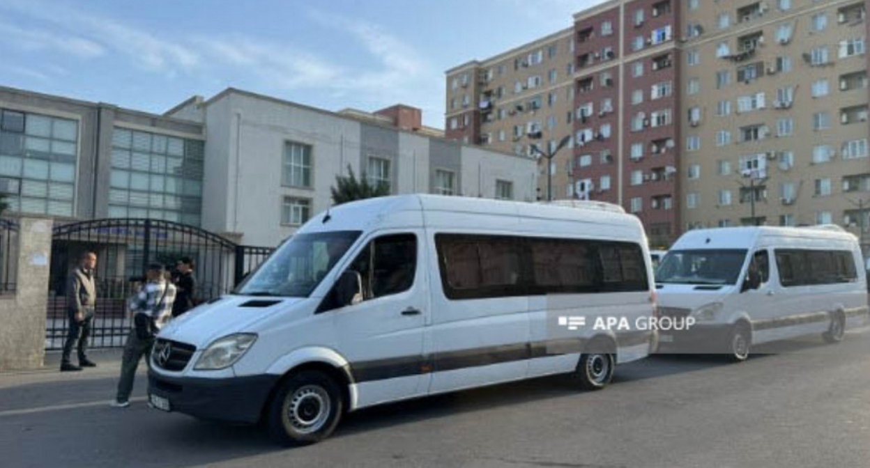 Автобусы для отправки переселенцев. Фото: АПА https://ru.apa.az/sotsium/v-poselok-gadrut-xodzavendskogo-raiona-i-selo-badara-xodzalinskogo-raiona-otpravlena-pervaya-gruppa-pereselencev-620988