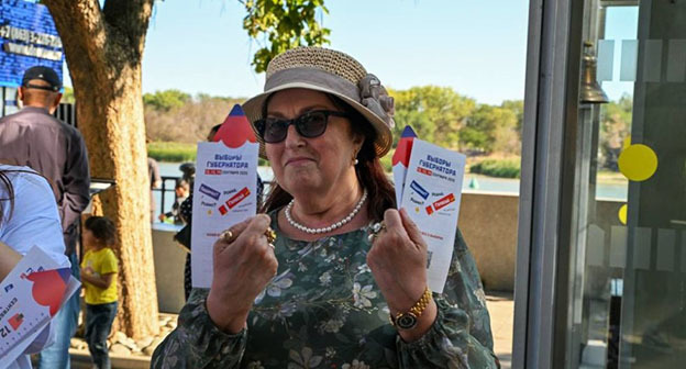 Женщина с буклетами о голосовании на выборах губернатора Ростовской области. 12 сентября 2025 г. Фото: Избирком Ростовской области Женщина с буклетами о голосовании на выборах губернатора Ростовской области. 12 сентября 2025 г. Фото: Избирком Ростовской области