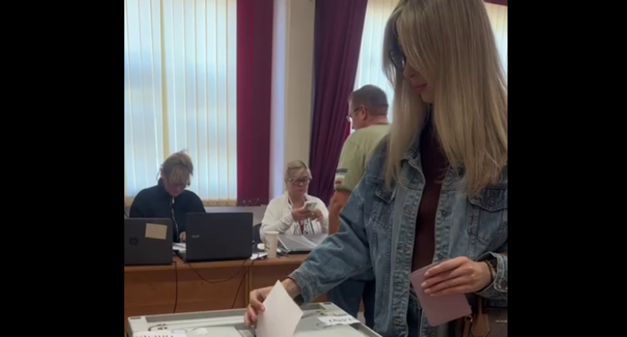 Голосование на выборах. Стоп-кадр видео избиркома Ростовской области от 13.09.25, https://t.me/ikro61/1903