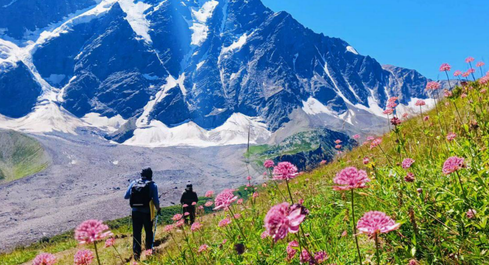 Туристы в Приэльбрусье. Скриншот фото "Курорт Эльбрус" от 31.08.25, https://t.me/elbrusresort/8097 Туристы в Приэльбрусье. Скриншот фото "Курорт Эльбрус" от 31.08.25, https://t.me/elbrusresort/8097