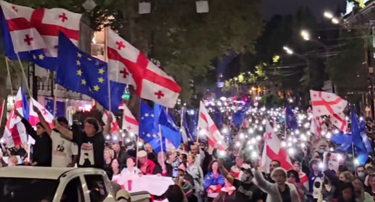 Шествие в защиту безвиза. Стоп-кадр видео Publika от 13.09.25, https://www.facebook.com/publika.ge/videos/2040341053438296 (деятельность компании Meta, владеющей соцсетью, запрещена в России).