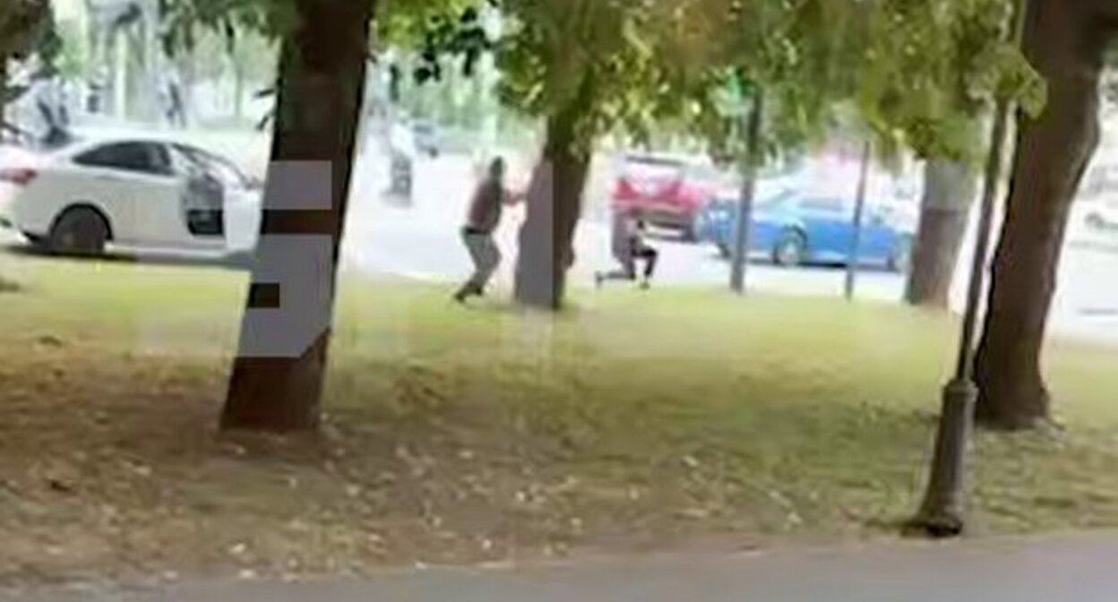 Нападение на полицейского. 4 июля 2025 г. Скриншот видео Telegram-канал SHOT