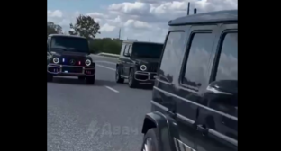 Кортеж машин в Чечне. Стоп-кадр видео из Telegram-канала 