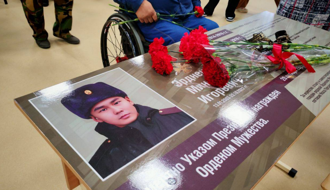 "Парта Героя" Мингияну Эрдненову. Скриншот фото из Telegram-канала администрации Элисты от 19.09.25, https://t.me/gorodelista1/21464. "Парта Героя" Мингияну Эрдненову. Скриншот фото из Telegram-канала администрации Элисты от 19.09.25, https://t.me/gorodelista1/21464.