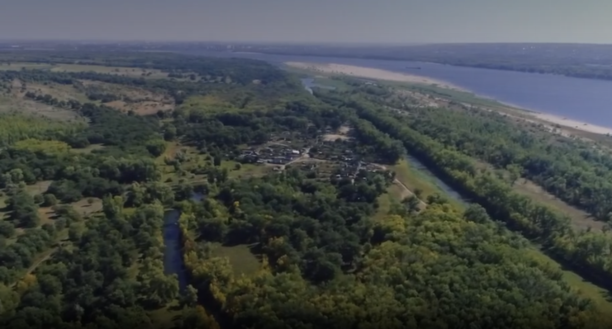 Остров Сарпинский. Стоп-кадр видео "Высота 102", https://yandex.ru/video/preview/1000211494314375185