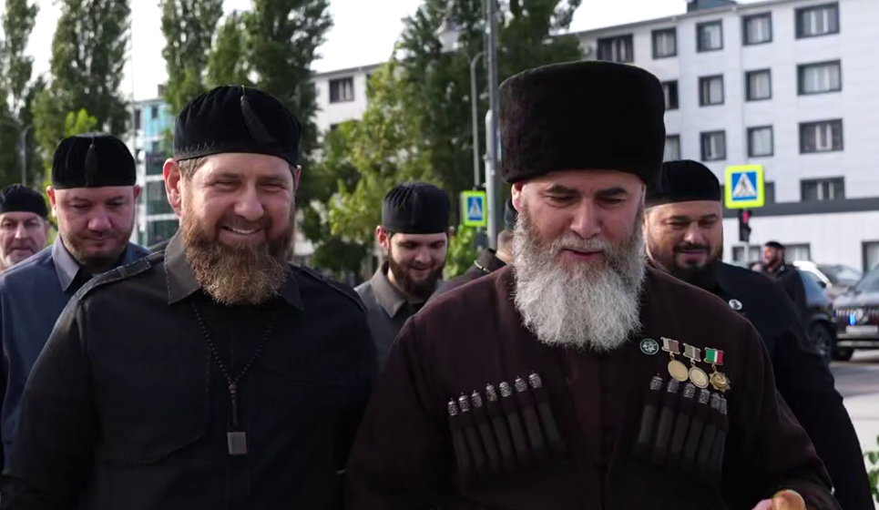 Рамзан Кадыров (слева) и муфтий Чечни Салах Межиев. Стоп-кадр видео из Telegram-канала Кадырова от 21.09.25, https://t.me/RKadyrov_95/6023