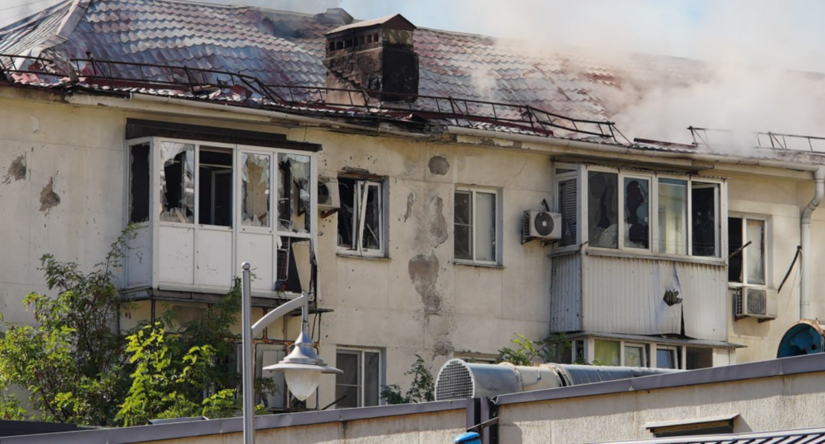 Поврежденный дом в Новороссийске. Скриншот фото из Telegram-канала оперштаба Краснодарского края от 24.09.25, https://t.me/opershtab23/14179.