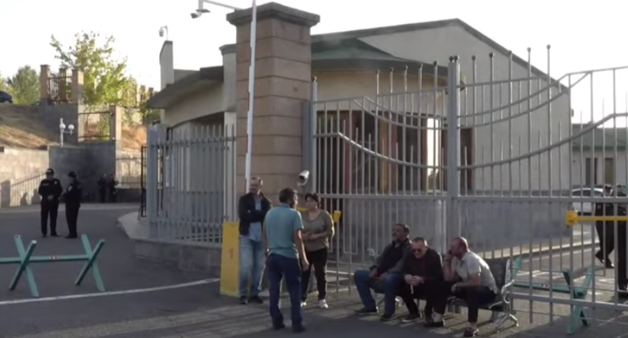 Акция протеста у здания Минобороны Армении. Стоп-кадр видео News.Am от 27.09.25, https://news.am/rus/news/906785.html.