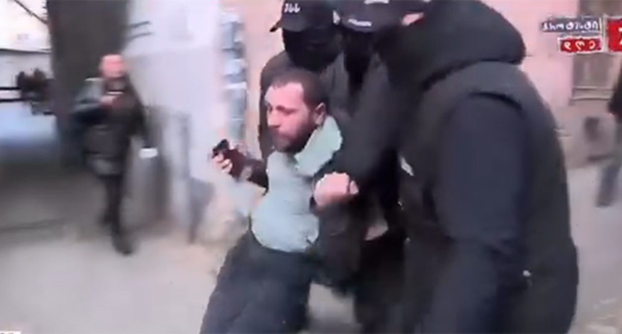 Гела Хасая во время задержания. Октябрь 2024 г. Скриншот видео https://www.facebook.com/lali.nanitashvili/videos/1238795704004551?idorvanity=751257558957015 принадлежит компании Meta деятельность которой запрещена в России