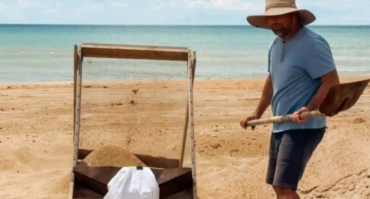 Просеивание песка. Скриншот фото из Telegram-канала "Сети, сито, лопата" от 30.09.25, https://t.me/setisitolopata/1570