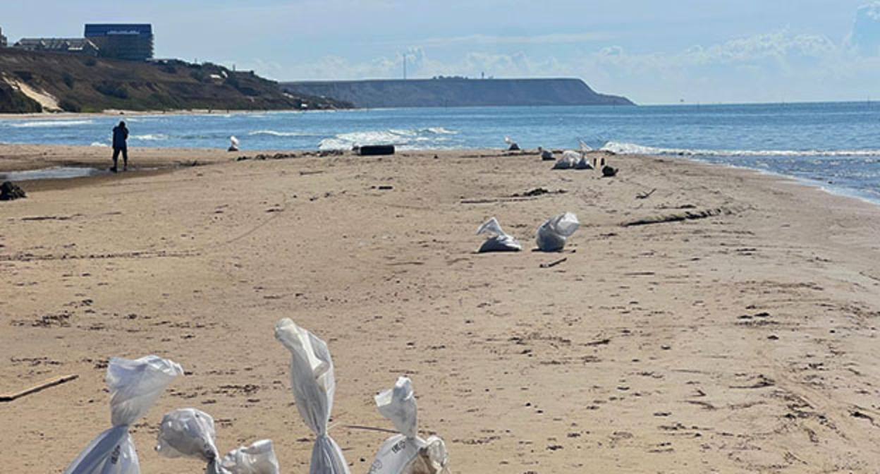 Уборка берега от мазута в Темрюкском районе. Фото: https://t.me/opershtab23/14075