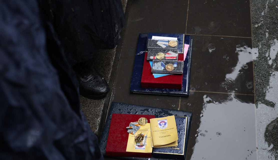 Награды карабахских бойцов у здания правительства Армении. Скриншот фото Ваграма Багдасаряна, Photolure от 02.10.25 с сайта https://newsarmenia.am/news/armenia/aktsiya-protesta-u-zdaniya-pravitelstva-armenii-semero-voennykh-vernuli-medali-poluchennye-za-oboron/