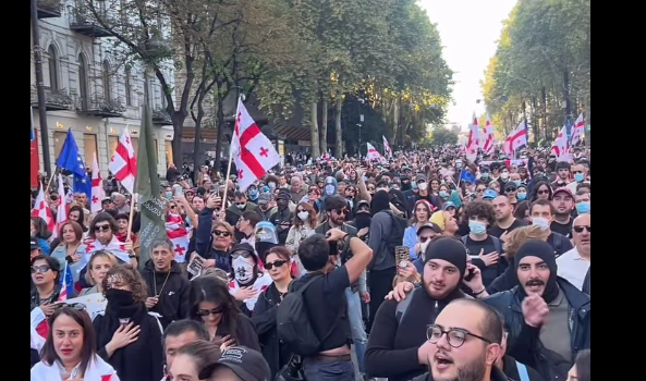 Участники акции протеста исполняют гимн Грузии. Стоп-кадр видео Publika от 05.10.25, https://www.facebook.com/reel/2018742268880150 (деятельность компании Meta, владеющей соцсетью, запрещена в России).