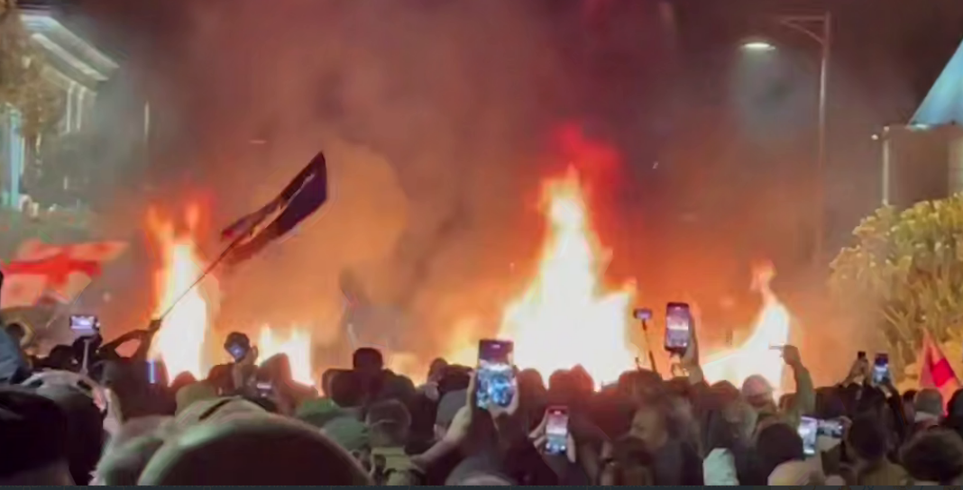 Горящие баррикады у президентского дворца. Стоп-кадр видео "Новости Грузия" от 04.10.25, https://t.me/NGnewsgeorgia/25855.