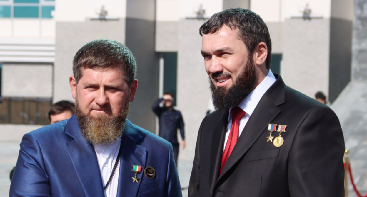 Магомед Даудов поздравляет Рамзана Кадырова со вторым званием героя Чечни. Скриншот фото "Чечня сегодня" от 05.10.25,https://chechnyatoday.com/news/389718