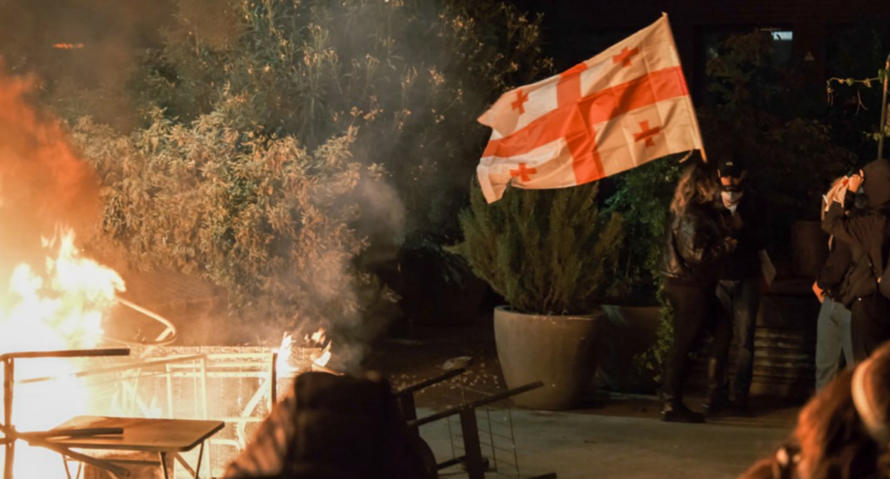 Обстановка у дворца президента Грузии 4 октября. Скриншот фото Atamanova Sofiia для Paper Kartuli, https://t.me/paperkartuli/24090?single