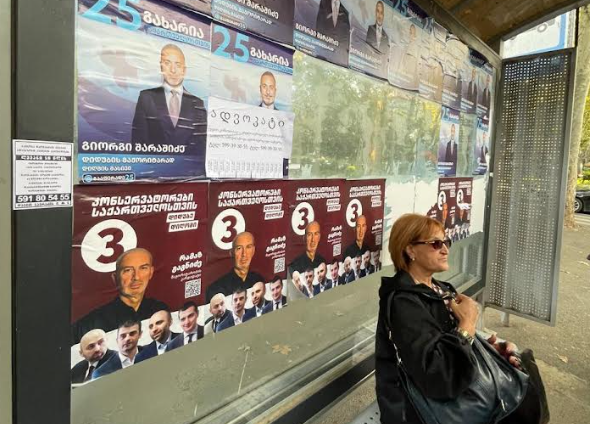 Предвыборная агитация на остановке в Тбилиси. Фото "Кавказского узла".